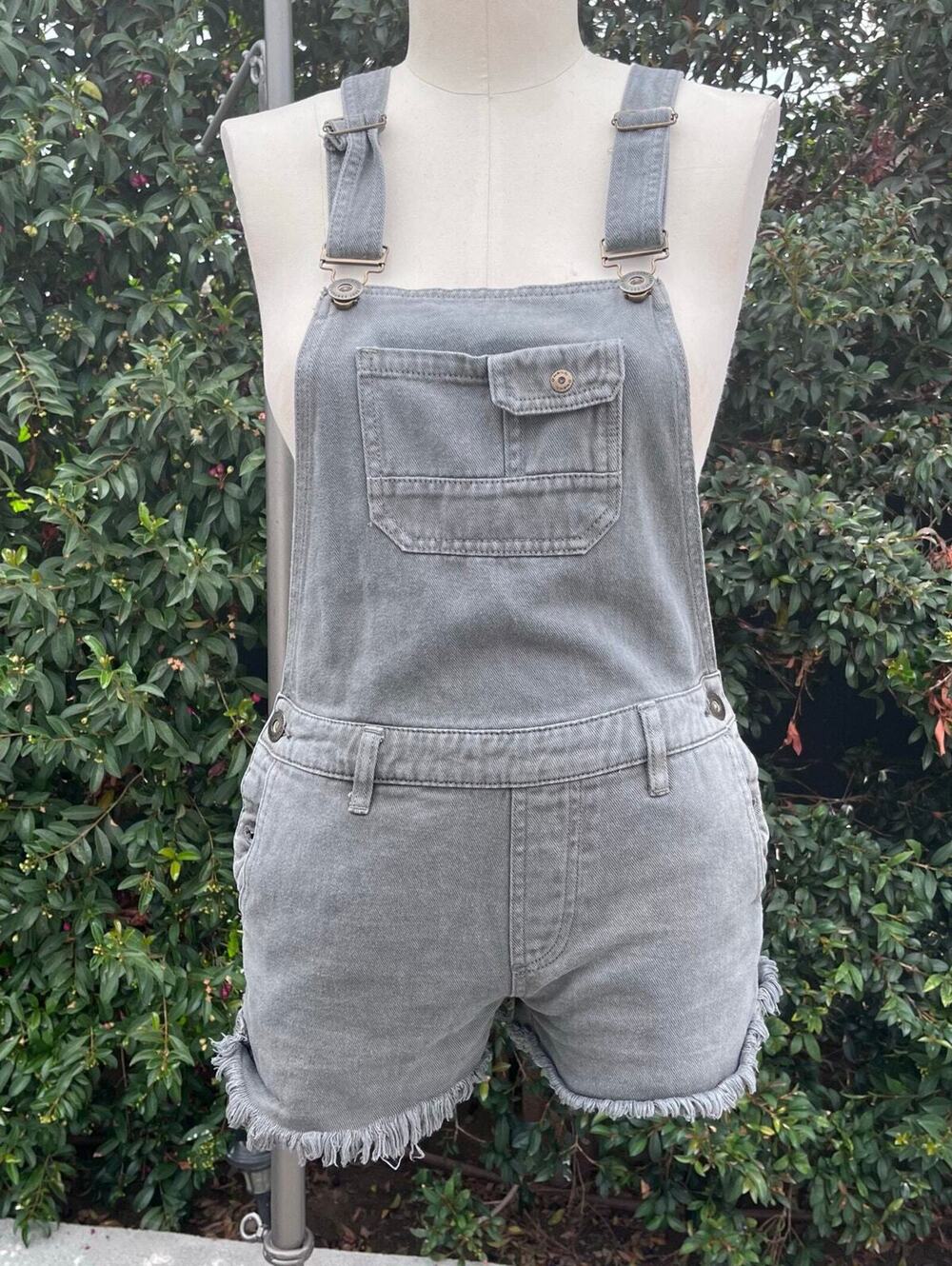 O’Neill Gray Denim Short Overalls Women’s Size 3 Distressed Frayed Hem Dungarees